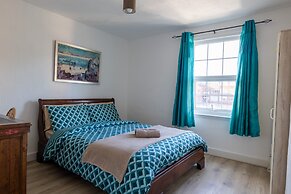 Captivating 4-bed House in Dartford