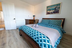 Captivating 4-bed House in Dartford