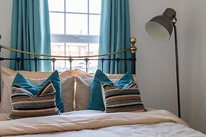 Captivating 4-bed House in Dartford