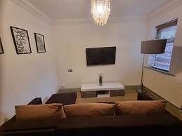 Elegant 4-bed House in Dartford