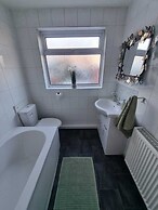 Elegant 4-bed House in Dartford