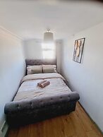 Elegant 4-bed House in Dartford