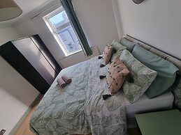 Elegant 4-bed House in Dartford