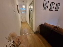 Elegant 4-bed House in Dartford