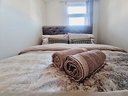 Elegant 4-bed House in Dartford