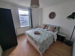 Elegant 4-bed House in Dartford