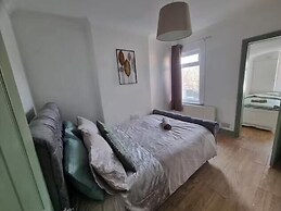 Elegant 4-bed House in Dartford