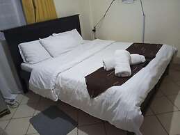 Lux Suites Attic Place Studio Apartemnts