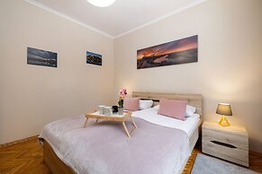 Daszyńskiego Apartment Cracow by Renters