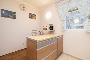 Daszyńskiego Apartment Cracow by Renters