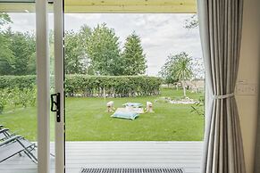 Luxury City to Country Retreat Lodge With Hot Tub