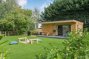 Luxury City to Country Retreat Lodge With Hot Tub