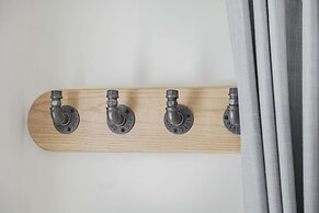 Luxury City to Country Retreat Lodge With Hot Tub