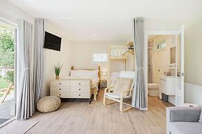 Luxury City to Country Retreat Lodge With Hot Tub