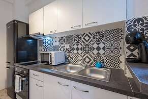 Roubnb Acropolis Museum 1BD Apt