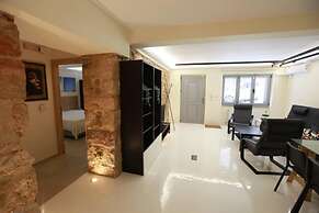 Elegant Studio at the Acropolis Hills