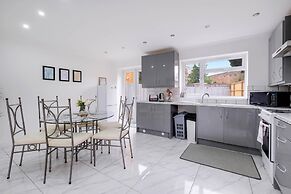 3 Bedroom House with Parking in Windsor