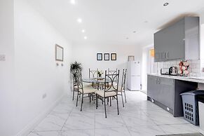 3 Bedroom House with Parking in Windsor