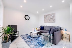 3 Bedroom House with Parking in Windsor