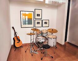 Lucentia Residence by Moonlight Park