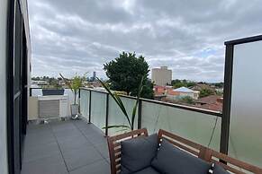 Homely 2-bed Unit in Windsor w/ Balcony & Parking!