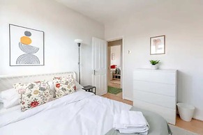 Cosy 4BD Flat W/private Balcony - Nine Elms!