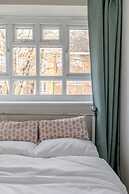 Cosy 4BD Flat W/private Balcony - Nine Elms!