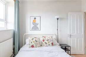 Cosy 4BD Flat W/private Balcony - Nine Elms!