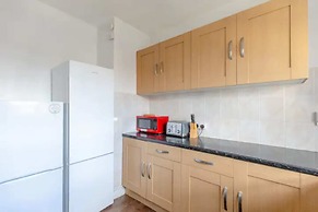 Cosy 4BD Flat W/private Balcony - Nine Elms!