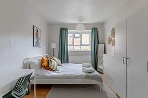 Cosy 4BD Flat W/private Balcony - Nine Elms!