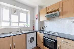 Cosy 4BD Flat W/private Balcony - Nine Elms!