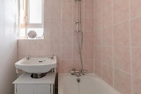 Cosy 4BD Flat W/private Balcony - Nine Elms!
