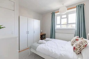 Cosy 4BD Flat W/private Balcony - Nine Elms!