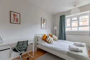 Cosy 4BD Flat W/private Balcony - Nine Elms!