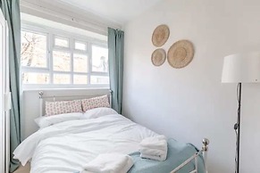 Cosy 4BD Flat W/private Balcony - Nine Elms!