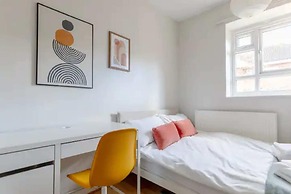 Cosy 4BD Flat W/private Balcony - Nine Elms!