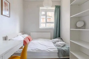 Cosy 4BD Flat W/private Balcony - Nine Elms!