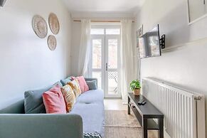 Cosy 4BD Flat W/private Balcony - Nine Elms!