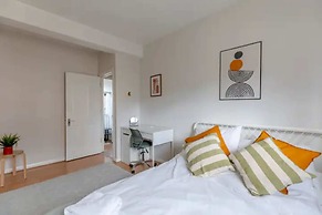 Cosy 4BD Flat W/private Balcony - Nine Elms!