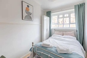 Cosy 4BD Flat W/private Balcony - Nine Elms!