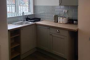 2 Bed House - Sleeps 5 - Parking - Wifi