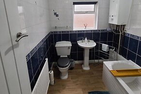 2 Bed House - Sleeps 5 - Parking - Wifi