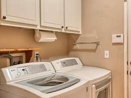 Stunning 4-bed House in Indio in Golf Course Commu