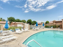 Stunning 4-bed House in Indio in Golf Course Commu