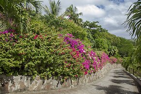 Zephyr Hill - 4 bedroom Villa with awe inspiring views 4 Villa by RedA