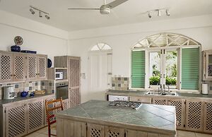 Zephyr Hill - 4 bedroom Villa with awe inspiring views 4 Villa by RedA