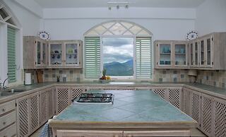 Zephyr Hill - 4 bedroom Villa with awe inspiring views 4 Villa by RedA