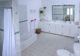 Zephyr Hill - 4 bedroom Villa with awe inspiring views 4 Villa by RedA