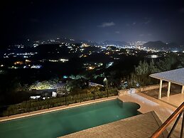 Zephyr Hill - 4 bedroom Villa with awe inspiring views 4 Villa by RedA