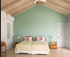 Zephyr Hill - 4 bedroom Villa with awe inspiring views 4 Villa by RedA